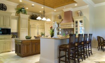 Nếu bạn đang có kế hoạch cho phòng bếp của mình, hãy nghĩ đến trần thạch cao. Với một loạt các mẫu mã, kiểu dáng và màu sắc phù hợp cho mọi phong cách của bạn, việc phối hợp trần thạch cao với tủ bếp và tường sẽ giúp tăng tính thẩm mỹ và giải quyết các vấn đề về ánh sáng cho phòng bếp của bạn.